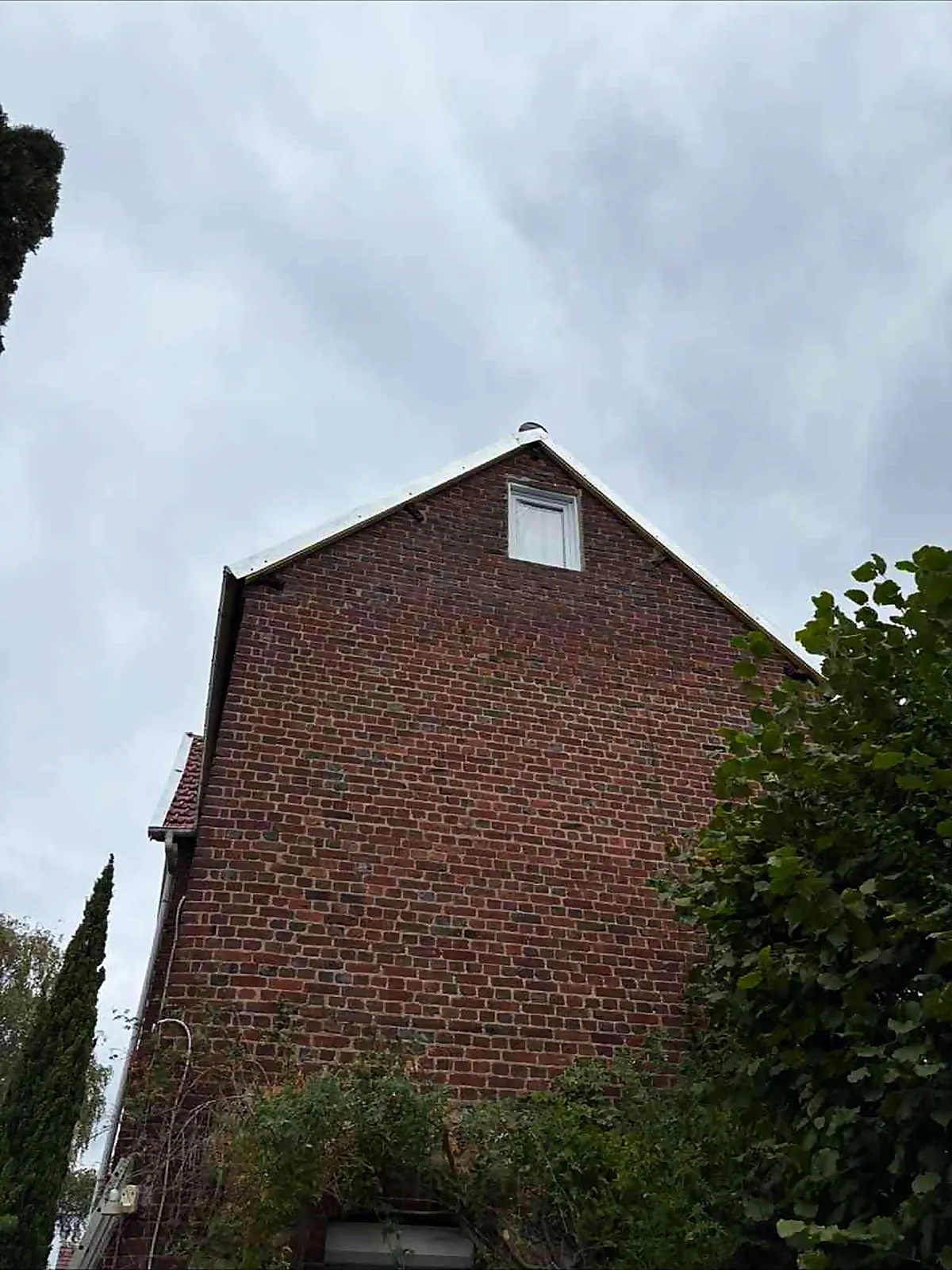 Pignon en brique et rive de toiture d'une maison à Sotteville-lès-Rouen