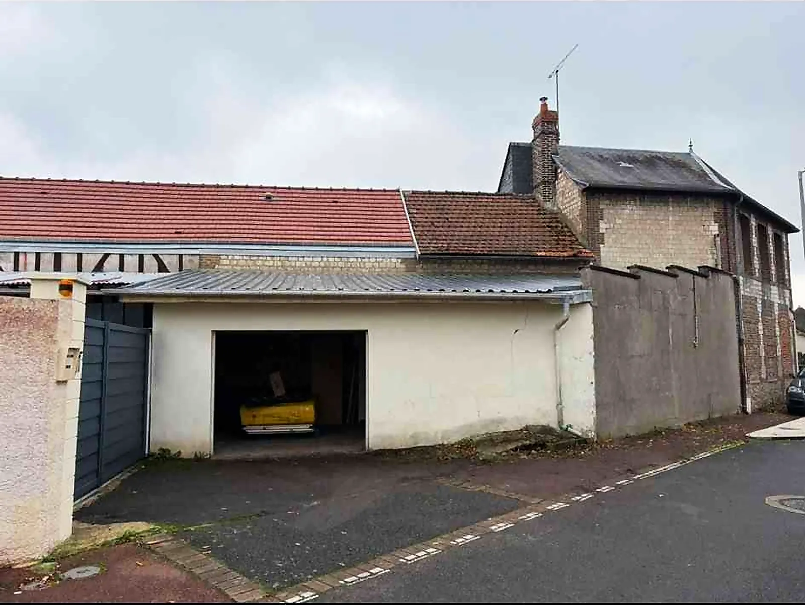 Garage avec couverture en tôle accolé à une maison à Elbeuf
