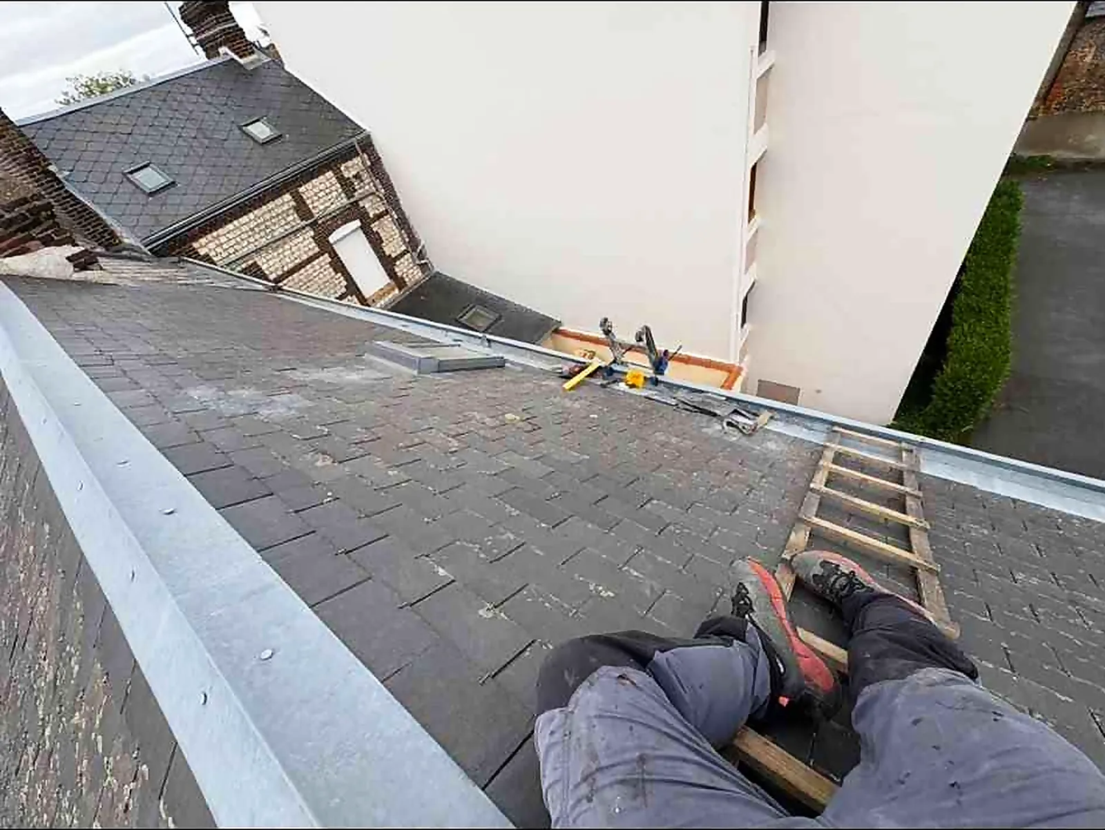 Couvreur intervenant sur une toiture en ardoises au Grand-Quevilly