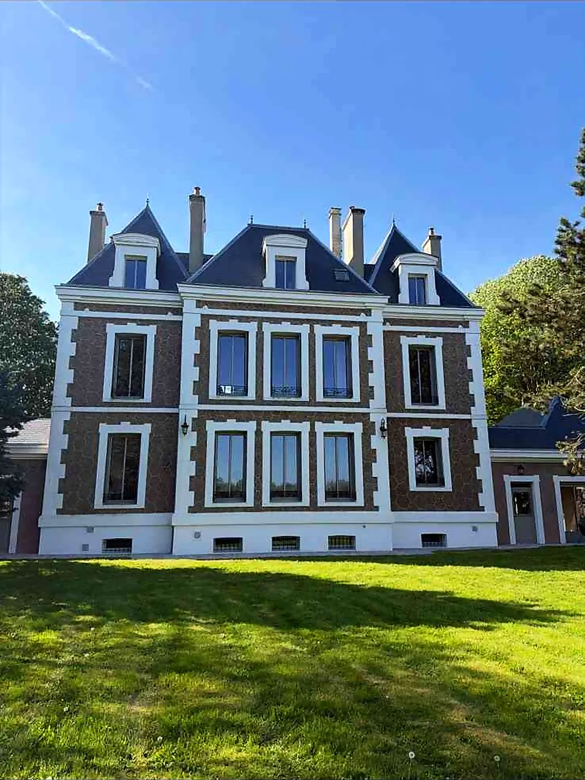 Façade d'une demeure en brique à trois lucarnes à Lyons-la-Forêt