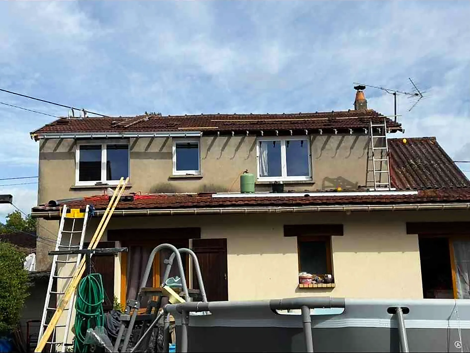 Bas de versant en cours de travaux avec échelles à Saint-Étienne-du-Rouvray
