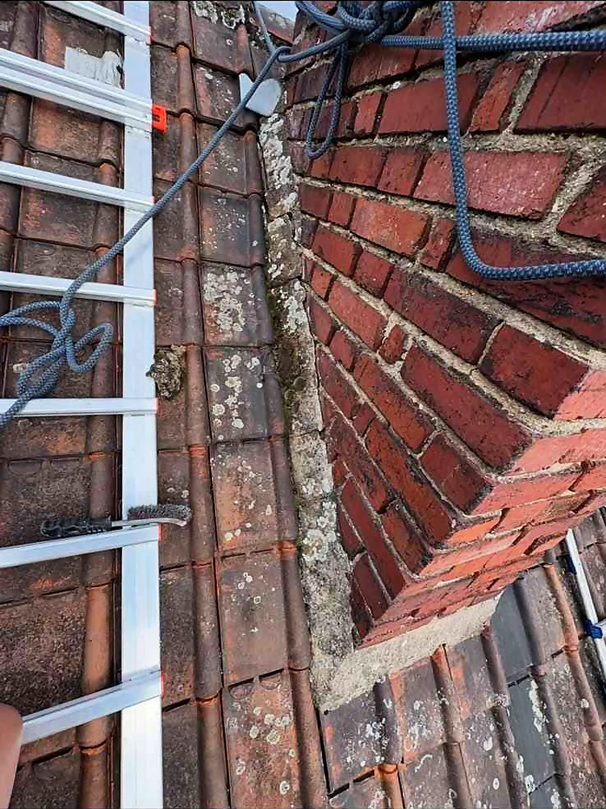 Pied de cheminée et raccord avec la couverture en tuiles avant reprise