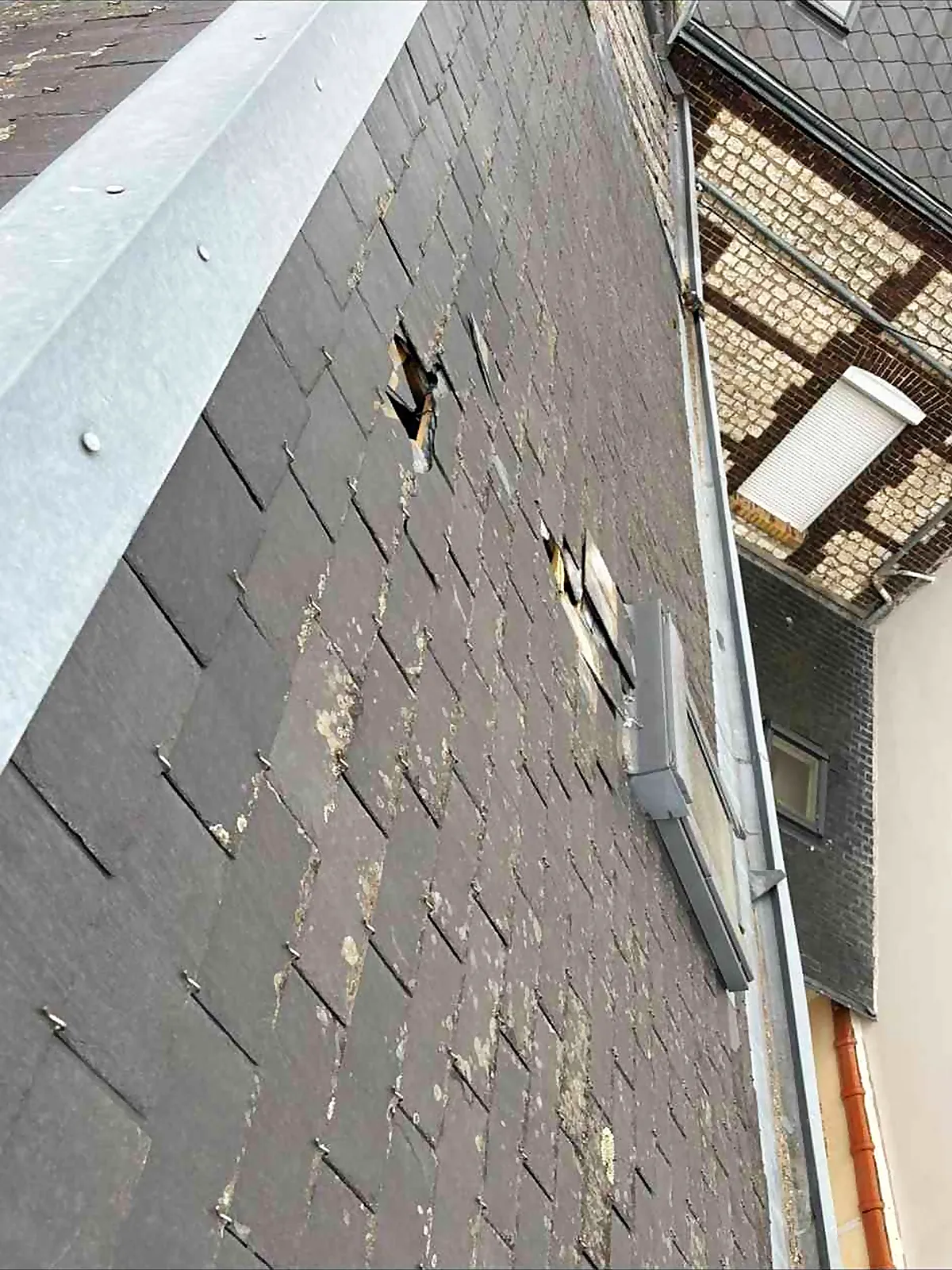 Deux ouvertures dans une couverture en ardoises au Grand-Quevilly