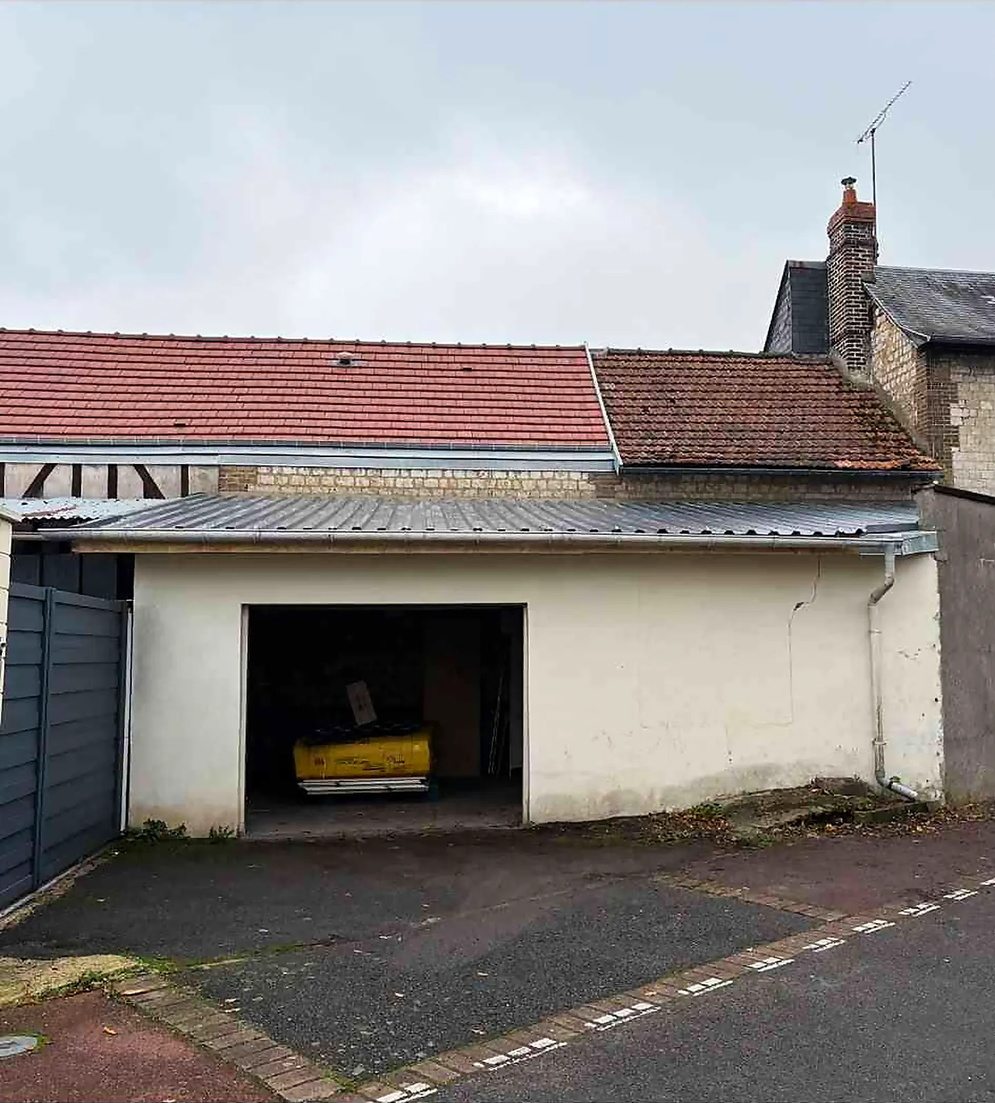 Façade d'un garage et de sa toiture à Elbeuf