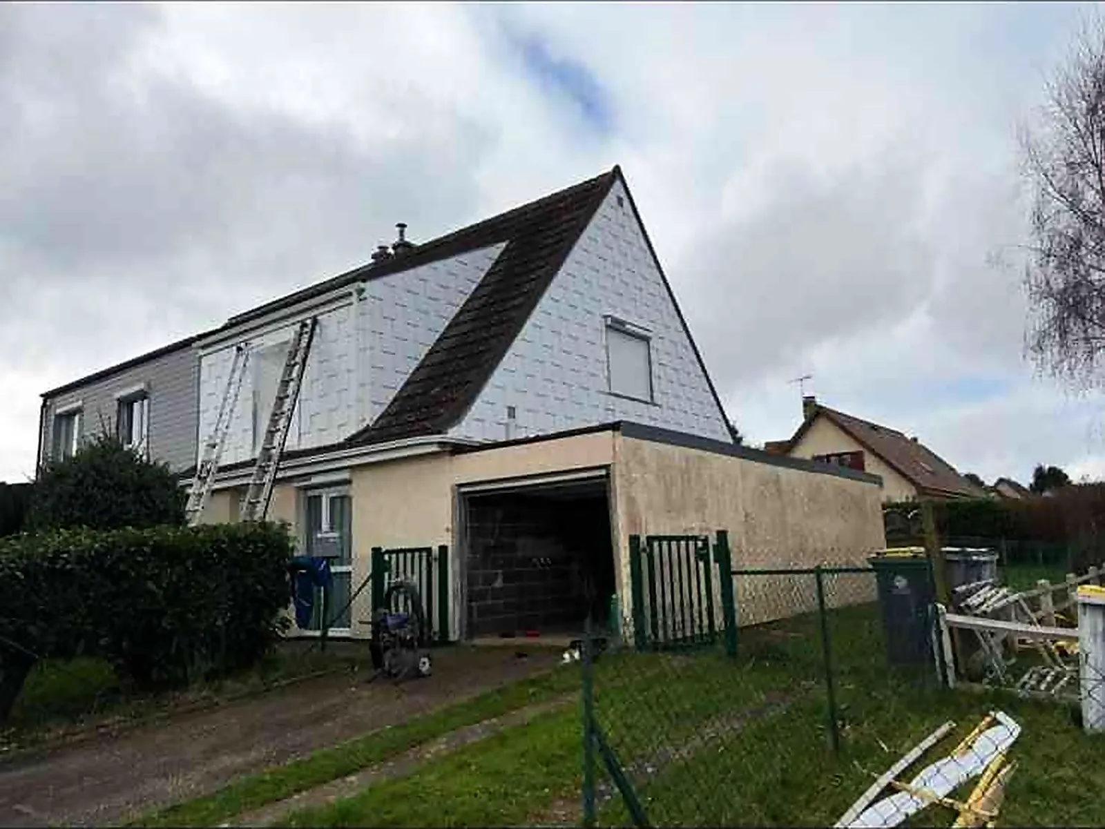 Pignon et garage ouvert avant remise en peinture à Saint-Jacques-sur-Darnétal